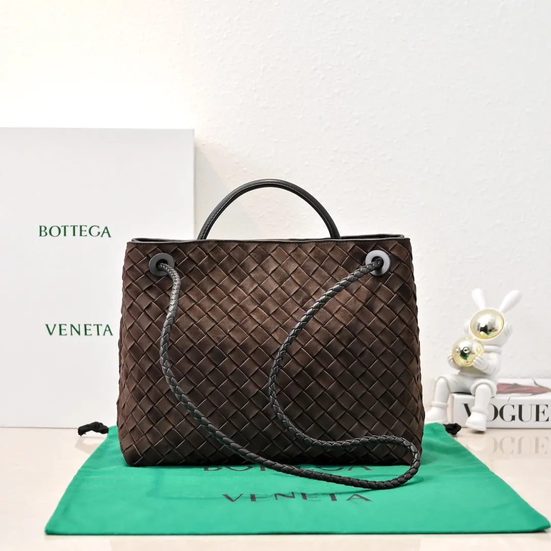 Batch 2360 BV new Andiamo is shipped‼ ️Really popular🔥The new Andiamo woven handbag launched by Bottega Veneta this season is really popular all over the world! ! Celebrities at home and abroad have worn it, and Oscar-winning actress Michelle Yeoh has taken it out on the street. Song Jia, Trai Yara, Yu Feihong, Sanji Ayaka, Rosie Hunting-Whiteley, Yoshioka Riho, etc. have all picked up this bag. It is classic and versatile, showing off its temperament, and the bag capacity is also large, which is very convenient for daily commuting! ! A variety of carrying methods, the shoulder straps can be adjusted by yourself, the original lambskin feels soft and delicate, and the unisex style breaks gender boundaries and brings a more practical and longer-lasting use experience. Andiamo, which has both elegant and casual styles, perfectly interprets the true appearance of "fashionable old money style". Style number: 8463 Size: 32*24*12